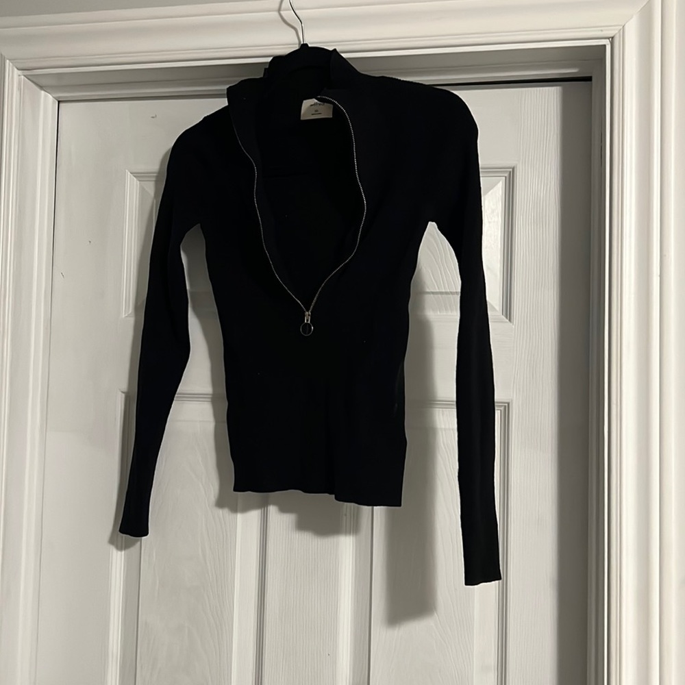 WILFRED BLACK  ZIPPER SWEATER TOP